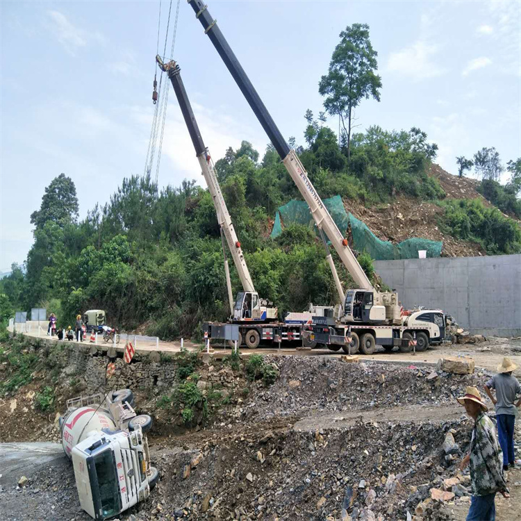 陵城汽车掉沟里叫吊车救援要多少钱